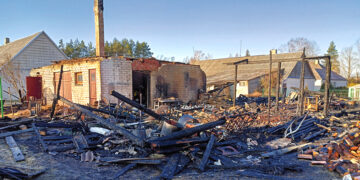 Degė ūkiniai pastatai ir gyvenamasis namas