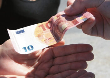 Apsimetę ukrainiečiais išviliojo pinigus