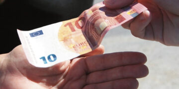 Apsimetę ukrainiečiais išviliojo pinigus