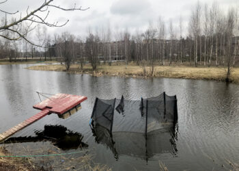 Turistus juokins povandeninis batutas?