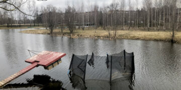 Turistus juokins povandeninis batutas?