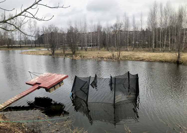 Turistus juokins povandeninis batutas?