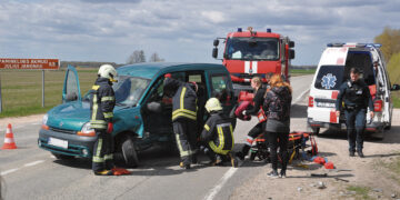 Avarijoje prireikė medikų ir ugniagesių pagalbos