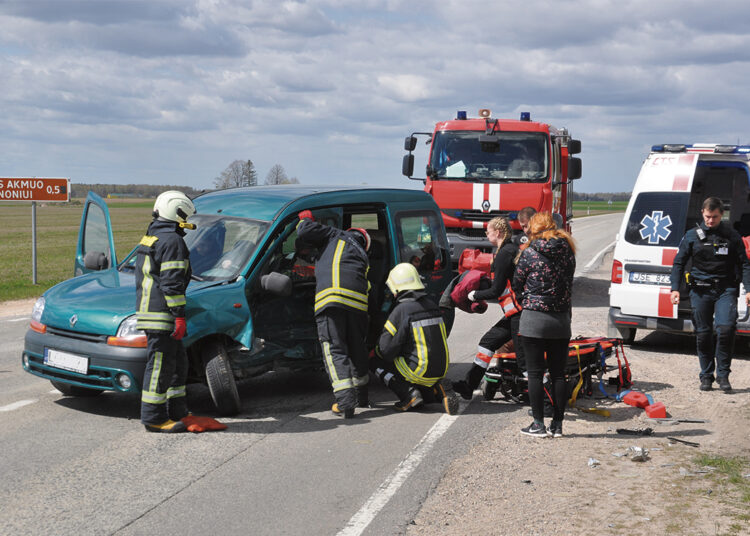Avarijoje prireikė medikų ir ugniagesių pagalbos