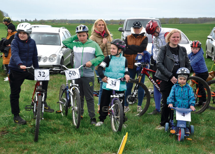 Dviračiais – po motokroso trasą