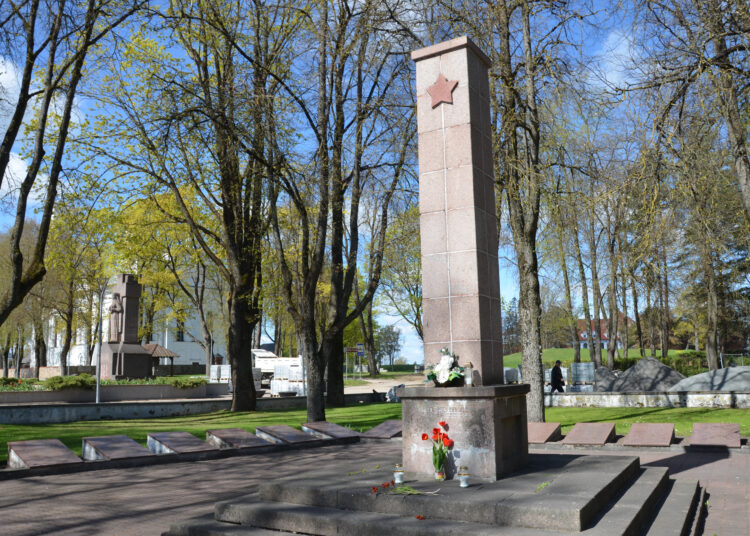 Prie sovietinių paminklų Biržuose – ramybė