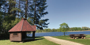 Prie takelio išdygo trobelė