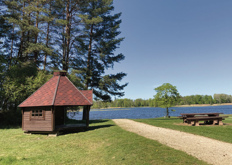 Prie takelio išdygo trobelė