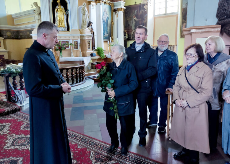 Vabalninkiečiai klebonui giedojo „Ilgiausių metų“