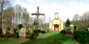 Ar išliks svyrantis Deikiškių kaimo kapinių kryžius?