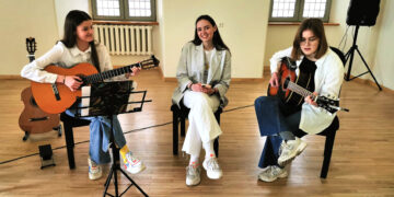 Dovanotomis gitaromis grojo labdaros koncerte