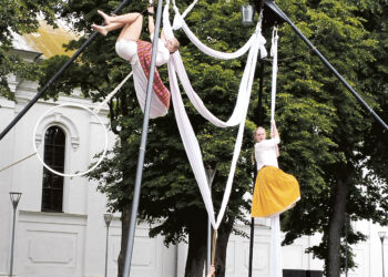 Miesto centre „skraidė“ cirko akrobatės