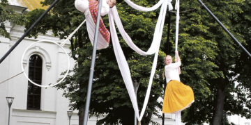 Miesto centre „skraidė“ cirko akrobatės