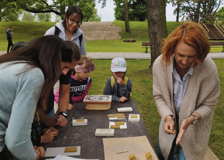 Misija įmanoma: 16 tonų krosnį pavyko iškelti kranu