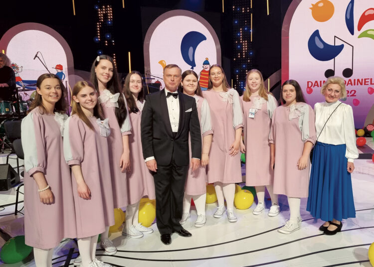 Biržų Vlado Jakubėno muzikos mokyklos vyresniųjų klasių mergaičių ansamblis 25-osios „Dainų dainelės“ laureatų koncerte