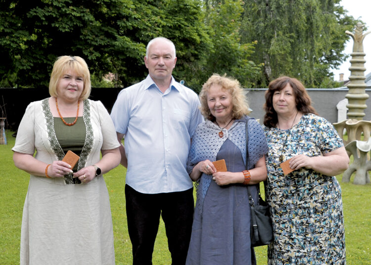 Uždaryta paroda, pasveikinti nauji nariai