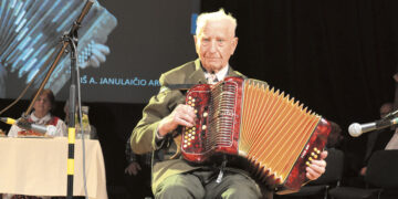 Armoniką tik paėmiau…