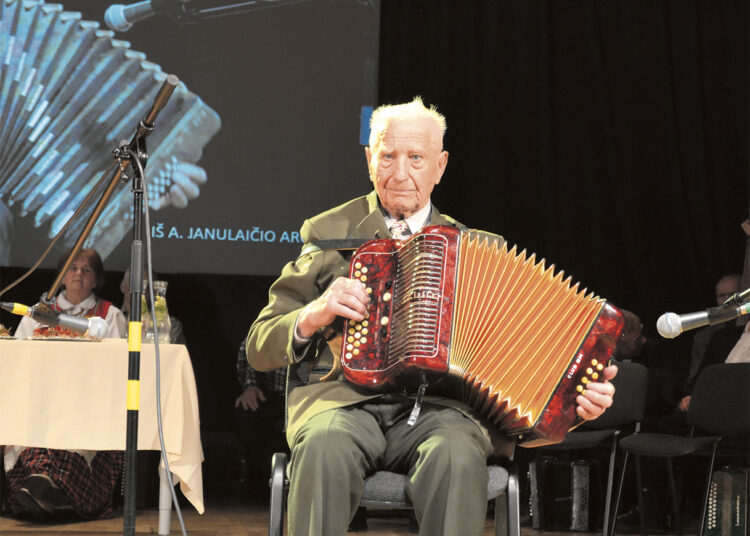 Armoniką tik paėmiau…