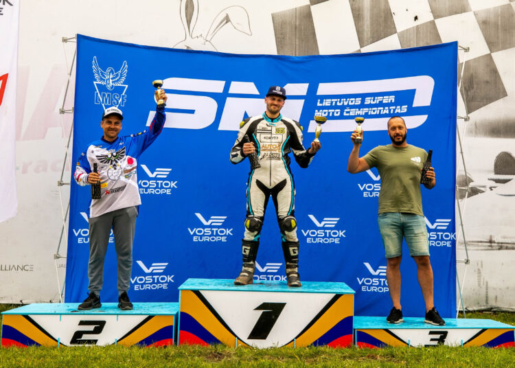 Tęsia gerą pasirodymą supermoto varžybose