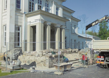 Remontuojami Astravo rūmų paradiniai laiptai