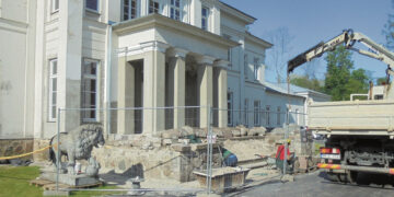 Remontuojami Astravo rūmų paradiniai laiptai