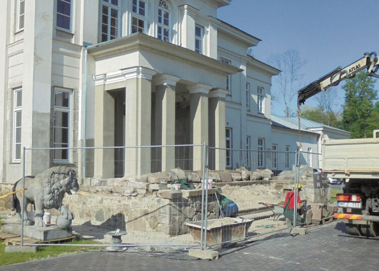 Remontuojami Astravo rūmų paradiniai laiptai