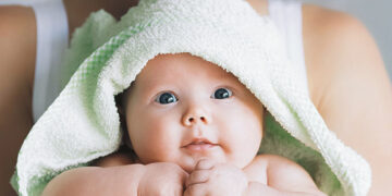 Gimimų perpus mažiau nei mirčių