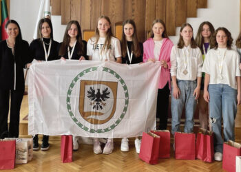 Pagerbtos jaunosios krepšininkės ir jų treneriai