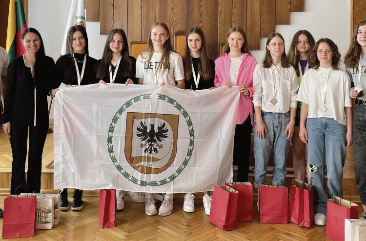 Pagerbtos jaunosios krepšininkės ir jų treneriai