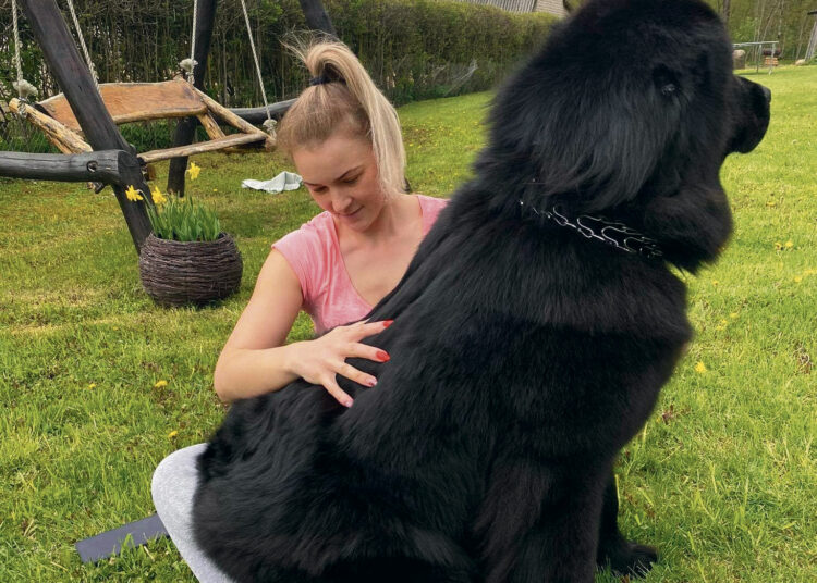 Gyvūnų „užkalbėtojos“ darbą stebi jos augintiniai