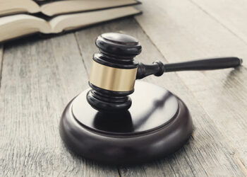 Už bandymą papirkti pareigūnus – bauda