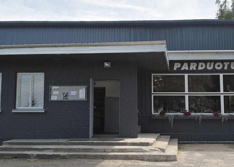 Grasino sudeginti pardavėją ir parduotuvę