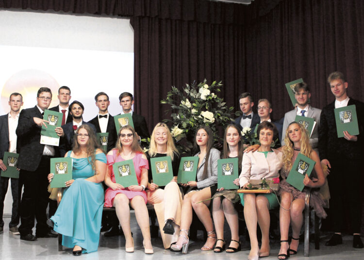 Pandėlio gimnaziją baigė ir Papilio krašto vaikai