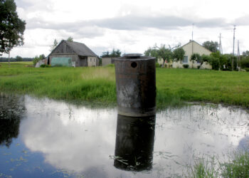 Dėl sugedusios melioracijos žemės ūkio padargai atsidūrė vandenyje