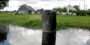 Dėl sugedusios melioracijos žemės ūkio padargai atsidūrė vandenyje