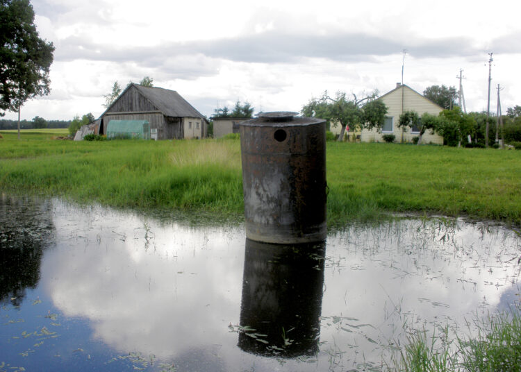 Dėl sugedusios melioracijos žemės ūkio padargai atsidūrė vandenyje