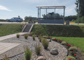 Išrovė prie stotelės pasodintas gėles