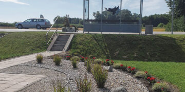 Išrovė prie stotelės pasodintas gėles