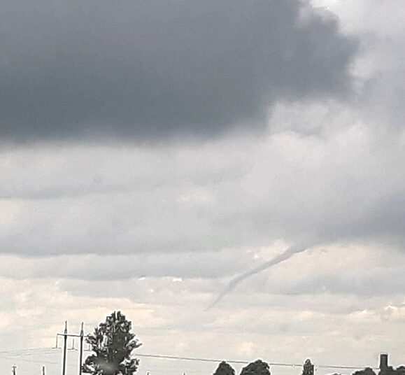 Tornadas formavosi virš Medeikių