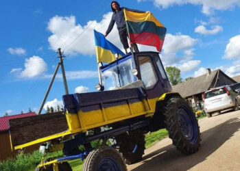 Traktorius nudažytas Ukrainos vėliavos spalvomis