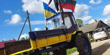 Traktorius nudažytas Ukrainos vėliavos spalvomis