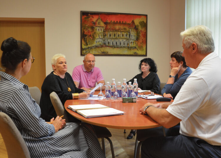 Vilkikų pirkimui lengvai pritarti nesiryžta