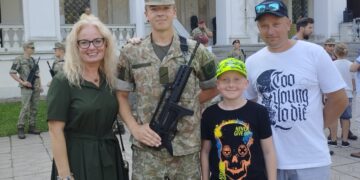 Rinktis kario savanorio kelią skatina įvykiai Ukrainoje