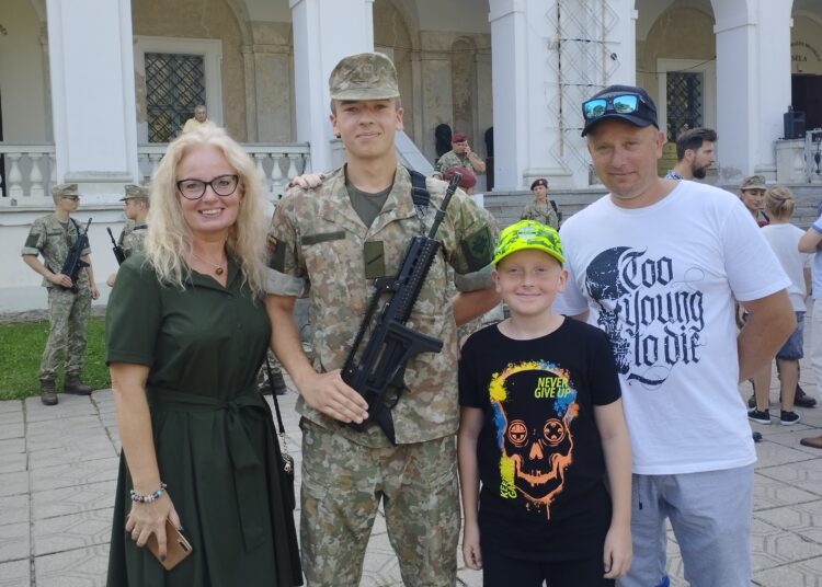 Rinktis kario savanorio kelią skatina įvykiai Ukrainoje