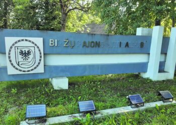 Suniokotas riboženklis: prasta kokybė ar vandalai?