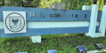 Suniokotas riboženklis: prasta kokybė ar vandalai?