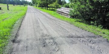 Griovį per kelią liepė užkasti