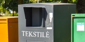 Tekstilės konteineryje rado… vištų