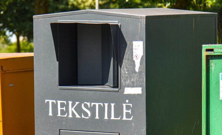 Tekstilės konteineryje rado… vištų