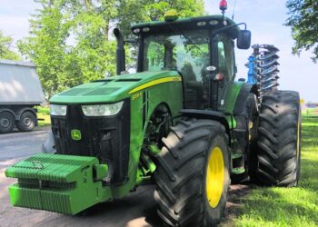 Ūkininkas traktoriaus gaisrą tarsi nujautė